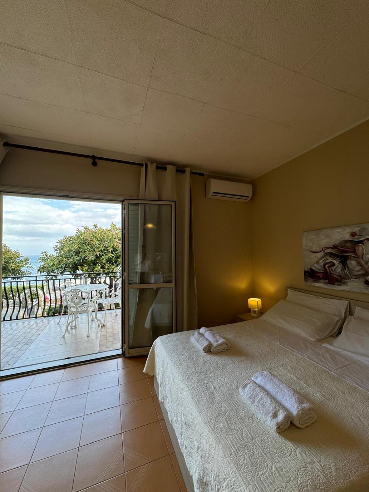 Case Vacanze Di Isabella Stoia Giardini Naxos Dış mekan fotoğraf