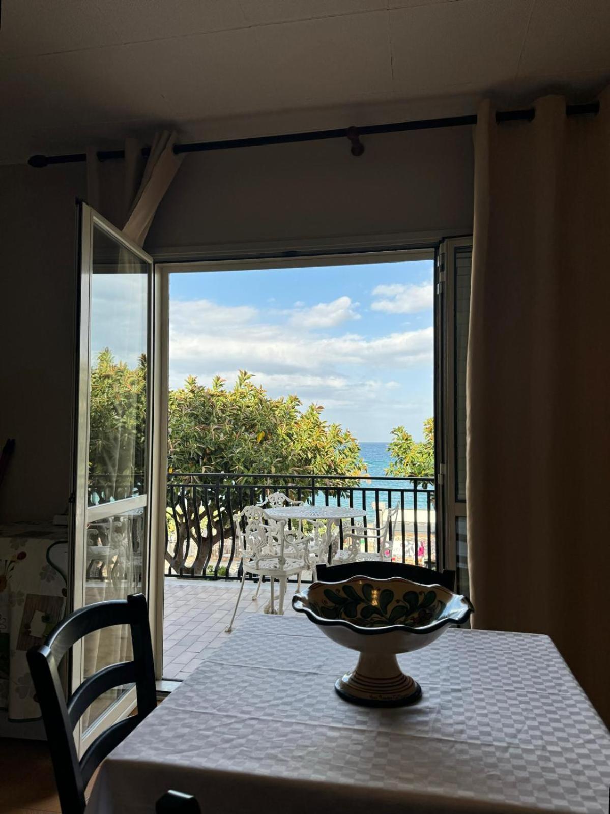 Case Vacanze Di Isabella Stoia Giardini Naxos Dış mekan fotoğraf